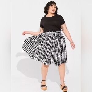 Plus Size Black & White Pleated Midi Skirt